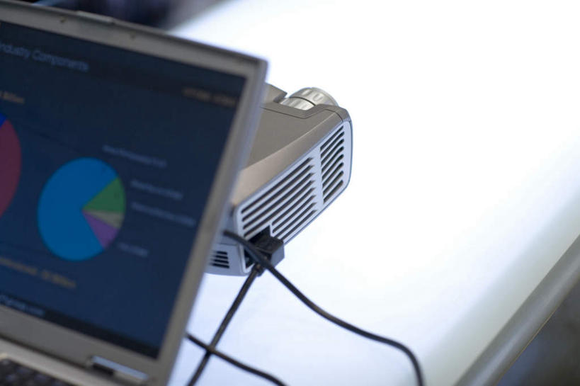 无人,办公室,横图,俯视,室内,特写,白天,显示器,数据,家具,桌子,静物,阴影,朦胧,模糊,反射,分析,英文,标志,屏幕,图表,文字,影子,字符,字母,办公桌,表格,标识,显示屏,英文字母,统计,指标,销售,目标,业绩,输出设备,办公家具,彩图,高角度拍摄,饼图