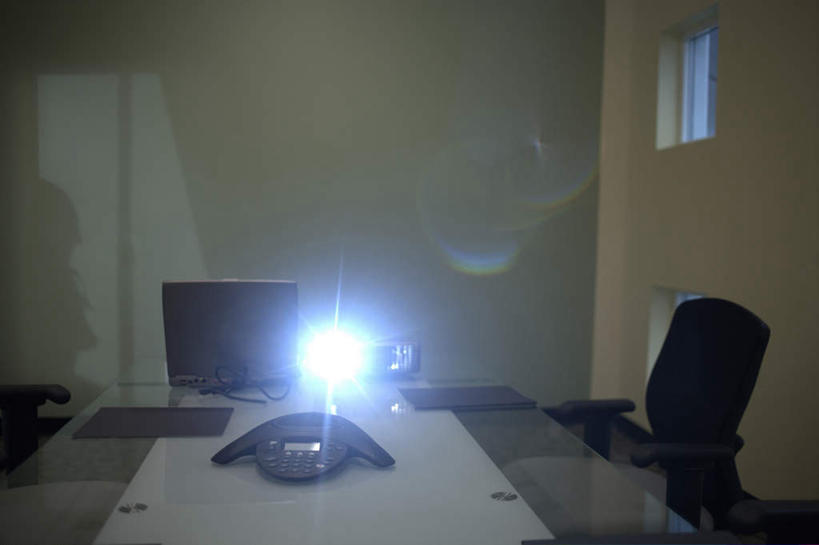 无人,办公室,打电话,横图,室内,白天,正面,电脑,笔记本电脑,显示器,仪器,窗户,家具,桌子,电话,阴影,光线,网络,屏幕,影子,办公桌,墙,投影仪,灯光,设备,通讯设备,显示屏,玻璃窗,墙壁,墙面,白色,一台,无线,通信设备,无线网络,投影机,无线上网,便携式电脑,输出设备,会议电话,办公家具,交流,手提电脑,电话机,沟通,通话,彩图