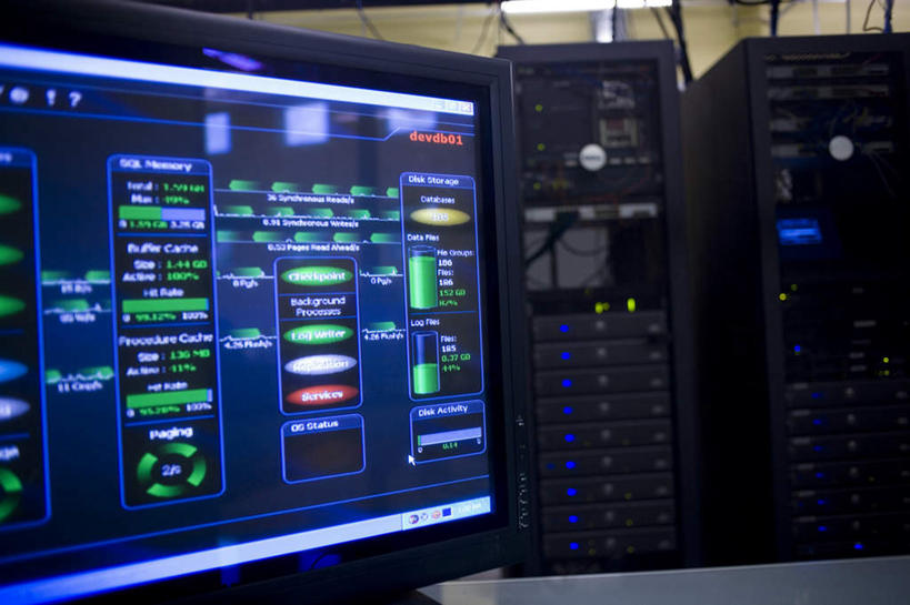 无人,横图,室内,特写,白天,正面,电脑,阴影,朦胧,模糊,反射,网络,标志,文字,影子,字符,字母,输入设备,通讯设备,标识,开关,按钮,台式电脑,光驱,主机,机箱,通信设备,光盘驱动器,彩图