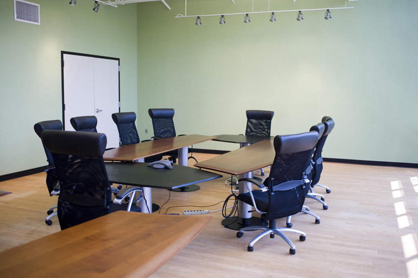 无人,办公室,会议室,打电话,横图,室内,白天,正面,显示器,地板,家具,桌子,电话,椅子,一排,许多,阴影,整齐,反射,屏幕,影子,办公桌,墙,地面,通讯设备,显示屏,木地板,墙壁,墙面,排列,会议椅,办公椅,队列,输出设备,会议电话,办公家具,商务椅,培训椅,交流,电话机,沟通,通话,彩图