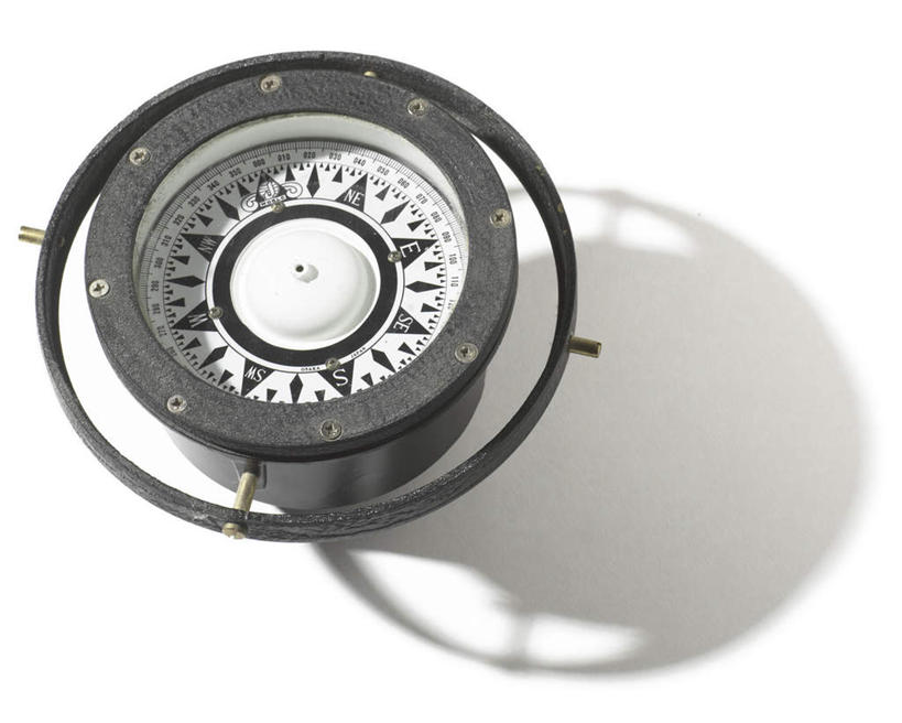 无人,横图,俯视,室内,特写,白天,白色背景,仪器,科技,静物,阴影,反射,科学,影子,方向,历史,一个,指南针,指示,摄影,地理,影棚,单个,罗盘,科学技术,指向,指北针,司南,发明,罗盘针,基准,彩图,高角度拍摄,影棚拍摄,拍摄,地质