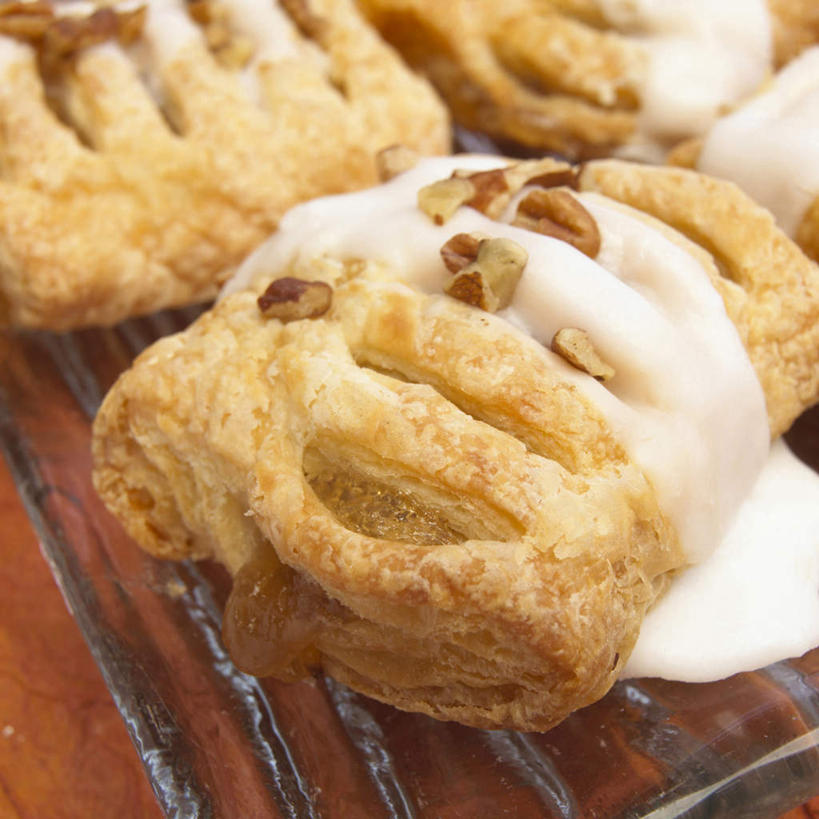 点心,面包,无人,方图,俯视,室内,特写,白天,烘焙,金属制品,一排,阴影,整齐,反射,金属,影子,核桃,食品,坚果,面点,果实,架子,食物,糕点,排列,一个,干果,四个,单个,队列,胡桃,羌桃,冷却,冷却架,彩图,高角度拍摄,松软,酥软,丹麦面包,起酥起层面包,核桃丹麦面包