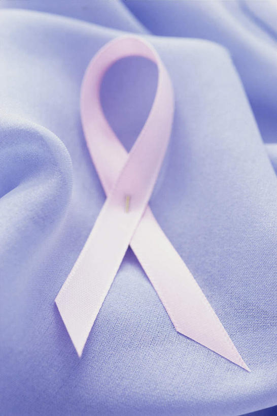 无人,竖图,俯视,室内,特写,白天,静物,阴影,装饰,反射,标志,布料,符号,丝绸,丝带,影子,缎带,布纹,绸带,桌布,粉色,餐巾,台布,华丽,修饰,点缀,疾病,癌症,衬托,美观,雅致,雅观,致命,彩图,高角度拍摄,乳癌