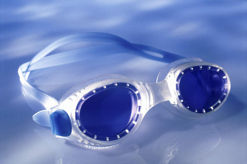 无人,横图,俯视,室内,特写,白天,静物,一副,阴影,蓝色背景,朦胧,模糊,反射,眼镜,影子,泳镜,游泳眼镜,摄影,影棚,彩图,高角度拍摄,影棚拍摄,拍摄