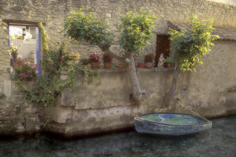 无人,横图,室外,白天,正面,度假,河流,美景,水,植物,城市风光,城市,船,法国,欧洲,一艘,停靠,阴影,光线,影子,墙,河水,景观,水流,木船,娱乐,墙壁,墙面,树,树木,绿色,阳光,自然,绳子,交通工具,享受,休闲,景色,放松,生长,成长,绳索,舟,停泊,载具,缆绳,法兰西共和国,法兰西第五共和国,南部.比利牛斯,阿韦龙省,南部.比利牛斯大区,彩图,米约区,约斯皮塔莱迪拉尔扎克