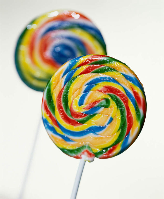 无人,竖图,彩色,室内,特写,白天,白色背景,正面,阴影,朦胧,模糊,反射,棒棒糖,影子,食品,糖,糖果,甜点,甜品,食物,两个,甜食,摄影,影棚,波板糖,彩图,影棚拍摄,拍摄