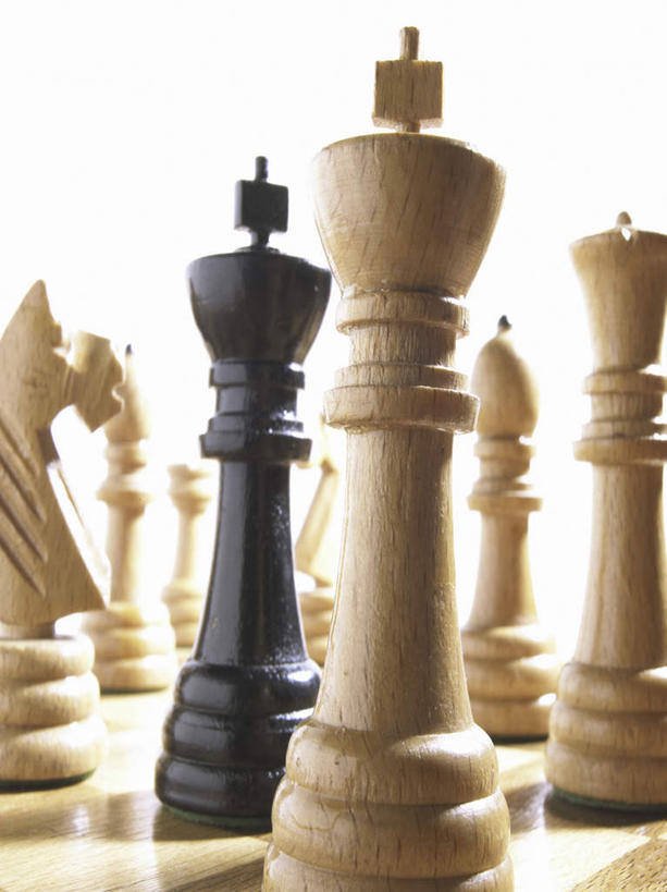 无人,竖图,室内,特写,白天,白色背景,正面,游戏,快乐,比赛,竞争,马,静物,阴影,朦胧,模糊,反射,影子,玩,娱乐,骑士,白色,黑色,象棋,休闲,棋子,棋盘,国际象棋,益智,摄影,影棚,活动,国王,发泄,消遣,智力,皇后,宣泄,玩耍,嬉戏,彩图,影棚拍摄,拍摄,后,王