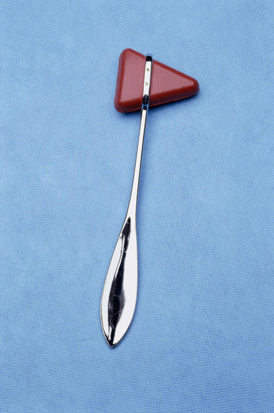 无人,竖图,俯视,室内,特写,白天,静物,阴影,蓝色背景,反射,锤子,影子,摄影,影棚,医疗设备,诊断,医疗器械,叩诊锤,判断,彩图,高角度拍摄,影棚拍摄,拍摄