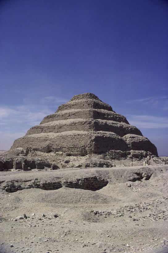 无人,竖图,室外,白天,正面,旅游,度假,名胜古迹,地标,非洲,埃及,阴影,遗迹,光线,三角形,影子,云,云朵,云彩,古迹,历史,文物,娱乐,古建筑,蓝色,白云,蓝天,天空,阳光,天,享受,休闲,旅游胜地,金字塔,放松,晴朗,陵墓,古埃及,古文明,北非,萨卡拉,古代七大奇迹,阿拉伯埃及共和国,金字塔之国,棉花之国,方锥形,阿非利加洲,塞加拉,晴空,彩图,标志性建筑