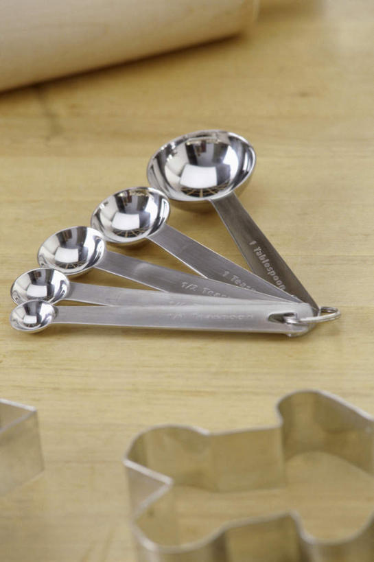 无人,竖图,俯视,室内,特写,白天,厨房,桌面,桌子,静物,金属制品,五个,一排,许多,阴影,朦胧,模糊,整齐,反射,金属,木制,影子,勺子,排列,木制品,调羹,汤匙,模具,队列,量勺,彩图,高角度拍摄,灶间