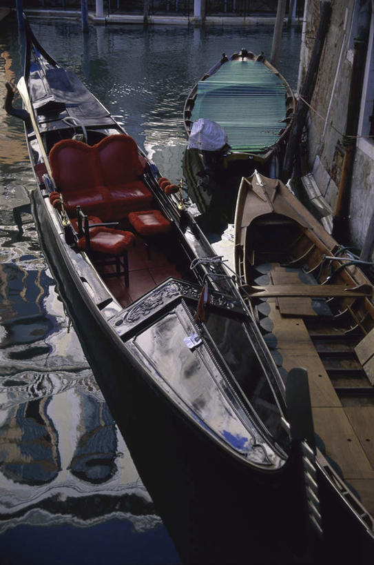 无人,码头,竖图,俯视,室外,白天,度假,河流,美景,水,城市风光,城市,港口,船,意大利,欧洲,威尼斯,停靠,阴影,光线,船桨,影子,河水,景观,水流,木船,娱乐,阳光,交通工具,享受,休闲,景色,放松,舟,南欧,停泊,载具,贡多拉,游艇码头,意大利共和国,公朵拉,彩图,高角度拍摄,摆渡口,埠头,渡口,渡头,港湾,海港,口岸