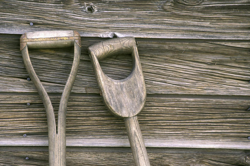 无人,横图,室外,特写,白天,正面,阴影,光线,纹路,木制,铲子,纹理,影子,墙,墙壁,墙面,阳光,木制品,肌理,彩图