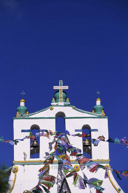 无人,教堂,竖图,室外,白天,仰视,旅游,度假,标志建筑,地标,建筑,旗帜,美国,阴影,节日,光线,十字架,影子,墙,文化,娱乐,旗子,建设,墙壁,墙面,祈愿,蓝色,蓝天,天空,阳光,天,祈祷,享受,休闲,健康,旅游胜地,放松,许愿,宗教,信仰,晴朗,纪念,祈求,信号,北美,北美洲,基督教,天主教,美洲,报时,信念,新墨西哥,万里无云,新墨西哥州,北亚美利加洲,亚美利加洲,召集,旌旗,旗号,迷人之地,迷人之州,鸣钟,平安,钟,晴空,晴空万里,彩图,低角度拍摄,大教堂,礼拜堂,圣胡安县