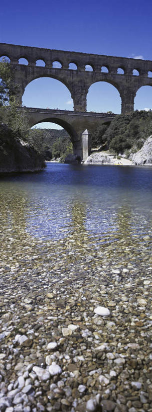 无人,竖图,室外,白天,仰视,旅游,度假,河流,石头,水,标志建筑,地标,建筑,法国,欧洲,阴影,波纹,光线,石子,影子,河水,水流,桥,涟漪,娱乐,建设,石桥,拱桥,栈桥,蓝色,倒影,蓝天,水纹,天空,阳光,波浪,天,享受,休闲,旅游胜地,放松,拱形,晴朗,人行桥,石拱桥,倒映,加德桥,万里无云,法兰西共和国,加尔桥,水晕,法兰西第五共和国,加尔省,反照,石块,晴空,晴空万里,彩图,低角度拍摄