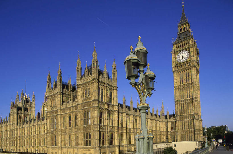 无人,家,横图,室外,白天,仰视,旅游,度假,名胜古迹,窗户,标志建筑,地标,建筑,路灯,照明,英国,欧洲,伦敦,阴影,遗迹,时间,光线,时钟,影子,房屋,墙,屋子,公寓,钟楼,灯光,首都,计时,古迹,文物,娱乐,建设,古建筑,洋房,楼房,大本钟,大笨钟,威斯敏斯特宫,国会大厦,玻璃窗,墙壁,墙面,住宅,灯,蓝色,蓝天,天空,阳光,钟表,天,享受,休闲,表,旅游胜地,放松,晴朗,照亮,照明设备,西欧,大不列颠,古文明,威斯敏斯特市,国会大楼,大不列颠及北爱尔兰联合王国,万里无云,英国议会大厦,议会大厦,议会大楼,首都大厦,州议会大厦,州政府,州会议厅,塔钟,大不列颠联合王国,日不落英帝国,雾都,威斯敏斯特宫报时钟,伊丽莎白塔,钟,晴空,晴空万里,彩图,低角度拍摄,房子