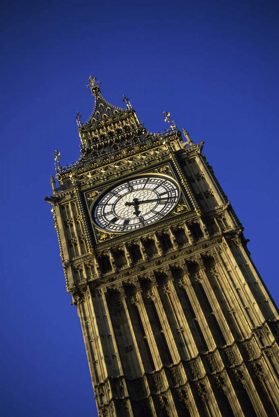 无人,竖图,室外,白天,仰视,旅游,度假,名胜古迹,标志建筑,地标,建筑,英国,欧洲,伦敦,阴影,遗迹,时间,光线,时钟,影子,钟楼,首都,计时,古迹,文物,娱乐,建设,古建筑,大本钟,大笨钟,蓝色,蓝天,天空,阳光,钟表,天,享受,休闲,表,旅游胜地,放松,晴朗,西欧,大不列颠,古文明,大不列颠及北爱尔兰联合王国,万里无云,塔钟,大不列颠联合王国,日不落英帝国,雾都,威斯敏斯特宫报时钟,伊丽莎白塔,钟,晴空,晴空万里,彩图,低角度拍摄
