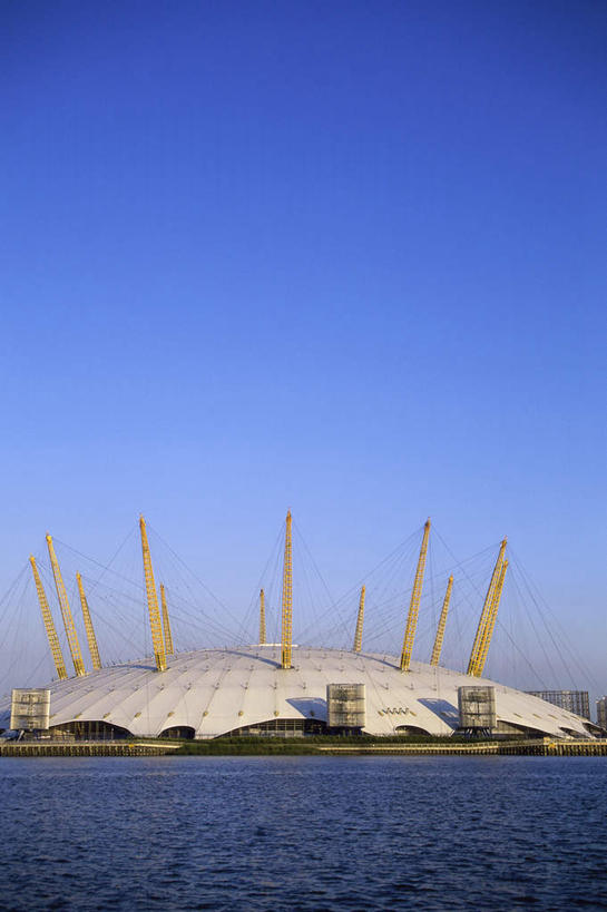 无人,码头,竖图,室外,白天,正面,旅游,度假,河流,水,标志建筑,地标,港口,建筑,英国,欧洲,伦敦,阴影,波纹,光线,影子,河水,水流,涟漪,首都,娱乐,建设,蓝色,倒影,蓝天,水纹,天空,阳光,波浪,天,享受,休闲,旅游胜地,放松,晴朗,倒映,西欧,大不列颠,格林威治,千禧穹顶,千年穹顶,千年穹,大不列颠及北爱尔兰联合王国,万里无云,水晕,大不列颠联合王国,日不落英帝国,雾都,反照,千禧巨蛋,伦敦千禧穹顶,晴空,晴空万里,彩图,摆渡口,埠头,渡口,渡头,港湾,海港,货运码头,口岸,商港