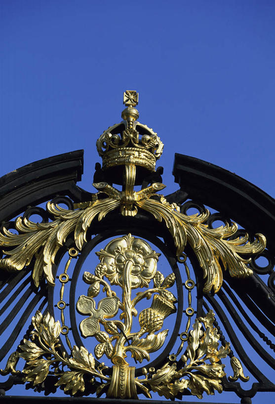 无人,公园,竖图,室外,白天,仰视,旅游,度假,门,标志建筑,地标,建筑,皇冠,雕塑,英国,欧洲,伦敦,阴影,艺术,装饰,光线,雕刻,雕像,影子,首都,娱乐,建设,蓝色,蓝天,天空,阳光,工艺品,门框,天,享受,休闲,金色,旅游胜地,放松,晴朗,纪念,美术,权威,富贵,西欧,高贵,主题,大不列颠,陈列,忠诚,大不列颠及北爱尔兰联合王国,万里无云,功能,美学,权力,统治,富丽,大不列颠联合王国,日不落英帝国,名誉,荣华,雾都,圣詹姆斯公园,王冠,晴空,晴空万里,彩图,低角度拍摄