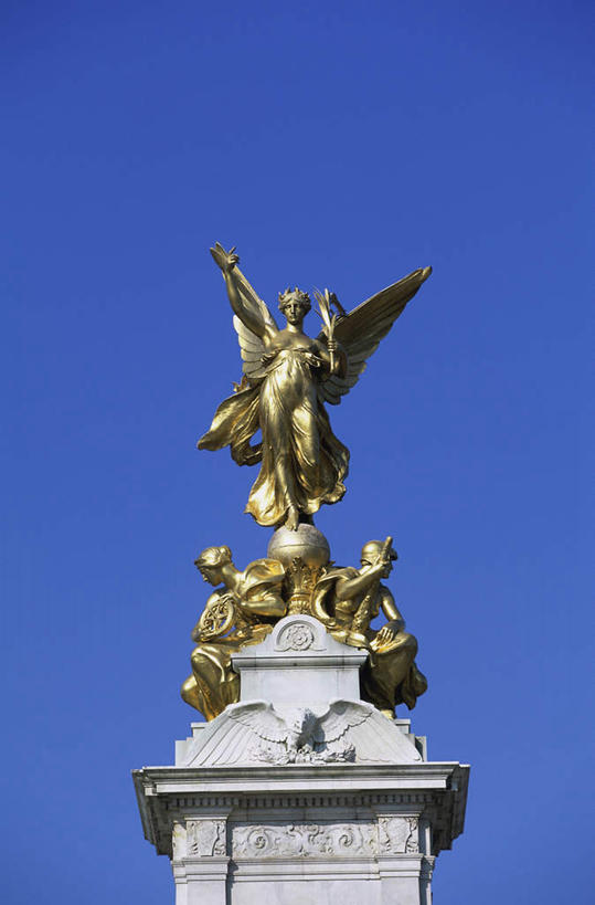 无人,竖图,室外,白天,仰视,旅游,度假,标志建筑,地标,建筑,雕塑,英国,欧洲,伦敦,阴影,艺术,装饰,光线,雕刻,雕像,影子,首都,娱乐,建设,白金汉宫,蓝色,蓝天,天空,阳光,工艺品,天,享受,休闲,金色,旅游胜地,放松,晴朗,纪念,美术,富贵,西欧,主题,大不列颠,陈列,忠诚,大不列颠及北爱尔兰联合王国,万里无云,功能,美学,富丽,大不列颠联合王国,日不落英帝国,名誉,荣华,雾都,办公厅,藏金库,美术陈列馆,白金汉屋,帝国纪念堂,晴空,晴空万里,彩图,低角度拍摄