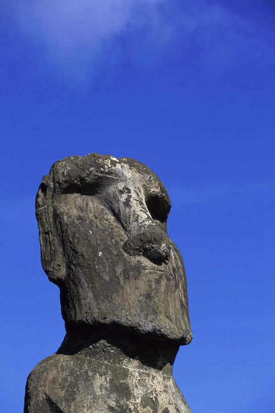 无人,竖图,室外,白天,仰视,旅游,度假,名胜古迹,标志建筑,地标,建筑,雕塑,复活节岛,智利,阴影,遗迹,艺术,装饰,光线,雕刻,雕像,影子,云,云朵,云彩,古迹,文物,娱乐,建设,古建筑,石雕,蓝色,白云,蓝天,天空,阳光,工艺品,天,享受,休闲,旅游胜地,南美,放松,晴朗,纪念,美术,南美洲,拉丁美洲,主题,美洲,陈列,古文明,复活节岛石像,功能,美学,亚美利加洲,南亚美利加洲,复活岛,智利共和国,复活岛巨人像,复活岛巨石人像,摩艾像,晴空,彩图,低角度拍摄