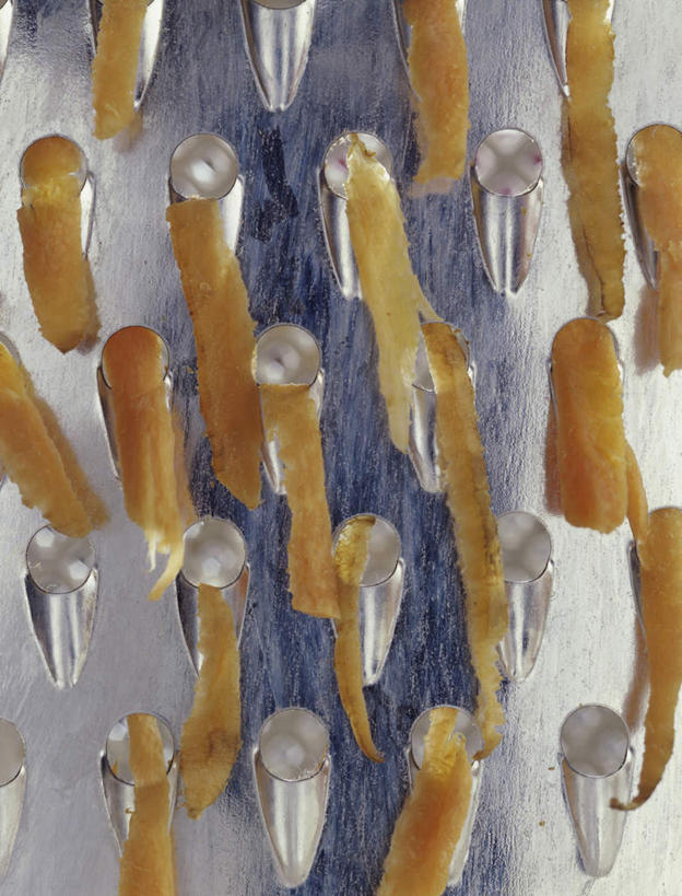 奶酪,无人,竖图,室内,特写,白天,正面,餐桌,桌子,金属制品,阴影,朦胧,模糊,反射,金属,影子,干酪,起司,芝士,营养,一个,乳酪,单个,餐台,乳制品,发酵,擦菜板,彩图