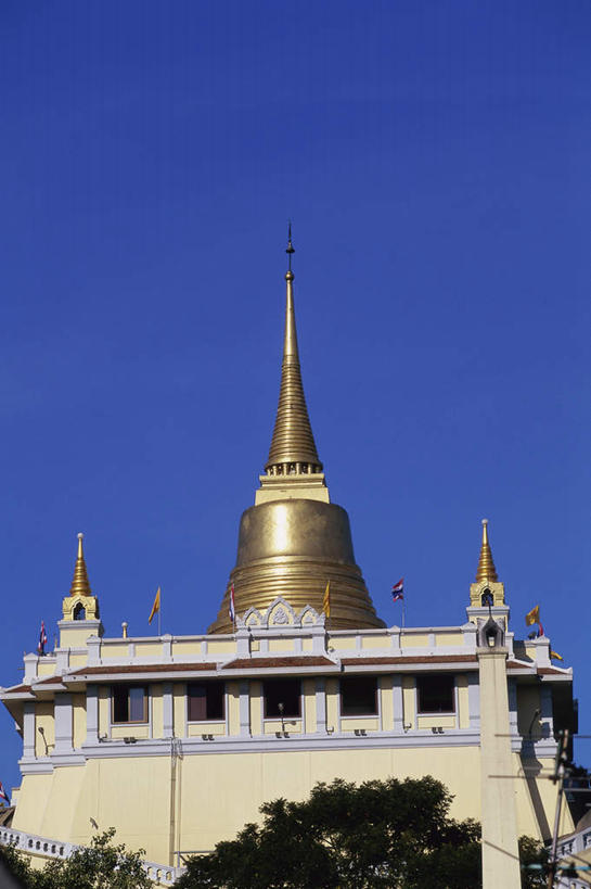 无人,寺庙,竖图,室外,白天,仰视,旅游,度假,植物,标志建筑,地标,建筑,旗帜,曼谷,泰国,亚洲,阴影,节日,光线,瓦片,影子,墙,屋顶,塔,首都,顶棚,瓦,文化,娱乐,旗子,建设,宝塔,墙壁,墙面,树,树木,蓝色,绿色,蓝天,天空,阳光,自然,庙宇,天,祈祷,享受,休闲,健康,金色,旅游胜地,放松,许愿,宗教,建造,东南亚,佛教,信仰,生长,晴朗,成长,纪念,祈求,富贵,忠诚,屋瓦,万里无云,泰王国,富丽,旌旗,旗号,释教,名誉,荣华,金山寺,浮图,浮屠,平安,晴空,晴空万里,彩图,低角度拍摄,庙,寺