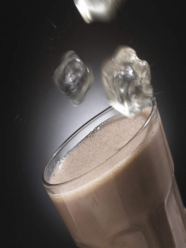 无人,竖图,俯视,室内,特写,白天,餐桌,桌子,杯子,阴影,黑色背景,反射,影子,冰,冰块,食品,甜点,甜品,一杯,冷冻,玻璃制品,食物,饮料,一个,水杯,甜食,冰淇淋,寒冷,摄影,影棚,冷藏,单个,餐台,鲜奶,冰冷,下降,奶昔,降落,保鲜,降低,下跌,下落,巧克力奶昔,玻璃杯,彩图,高角度拍摄,影棚拍摄,拍摄