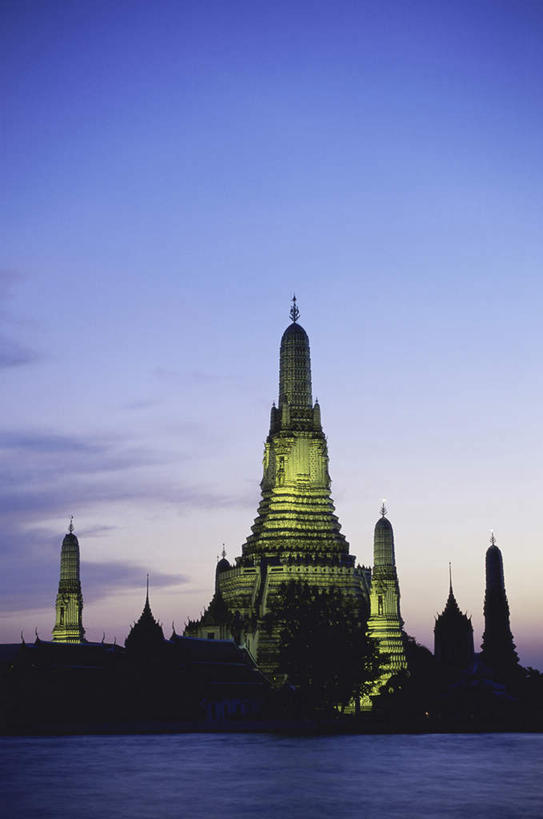 无人,寺庙,竖图,室外,白天,正面,旅游,度假,河流,名胜古迹,日落,水,标志建筑,地标,建筑,曼谷,泰国,亚洲,阴影,波纹,节日,遗迹,光线,影子,河水,水流,晚霞,霞光,落日,灯光,涟漪,首都,燃烧,古迹,文化,文物,娱乐,建设,古建筑,倒影,水纹,黄昏,香火,庙宇,波浪,祈祷,享受,休闲,健康,旅游胜地,彩霞,放松,许愿,宗教,东南亚,佛教,信仰,纪念,祈求,倒映,古文明,泰王国,郑王庙,水晕,释教,夕照,反照,平安,夕阳,彩图,庙,寺,斜阳