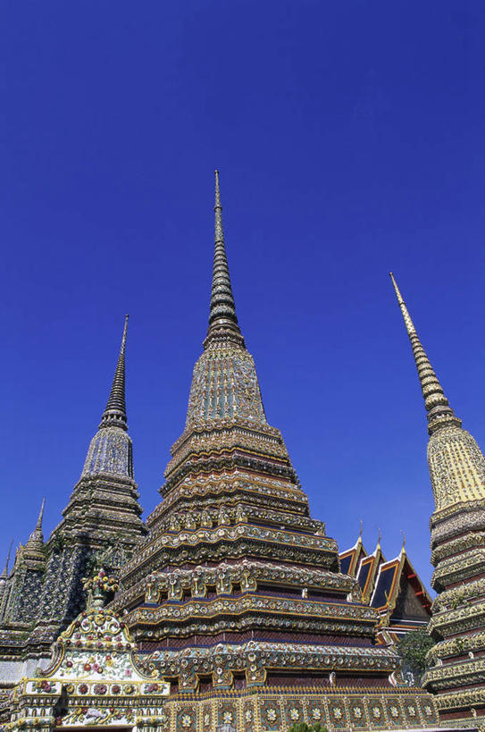 无人,寺庙,竖图,室外,白天,仰视,旅游,度假,名胜古迹,标志建筑,地标,建筑,曼谷,泰国,亚洲,阴影,节日,遗迹,光线,影子,首都,古迹,文化,文物,娱乐,建设,古建筑,蓝色,蓝天,天空,阳光,庙宇,天,祈祷,享受,休闲,健康,旅游胜地,放松,许愿,宗教,东南亚,佛教,信仰,晴朗,纪念,祈求,古文明,万里无云,卧佛寺,泰王国,释教,平安,晴空,晴空万里,彩图,低角度拍摄,庙,寺