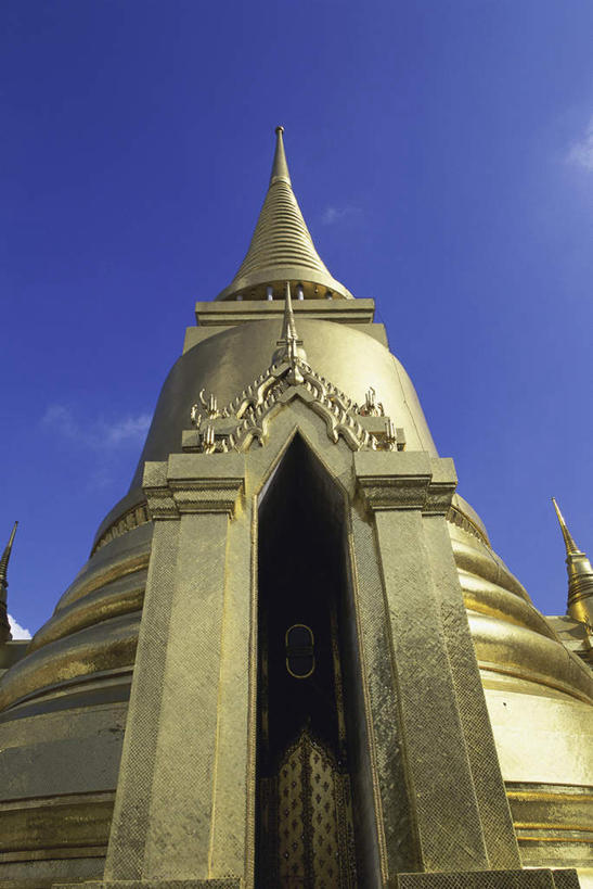 无人,寺庙,竖图,室外,白天,仰视,旅游,度假,名胜古迹,标志建筑,地标,建筑,曼谷,泰国,亚洲,阴影,节日,遗迹,光线,瓦片,影子,墙,屋顶,云,云朵,首都,云彩,顶棚,瓦,古迹,文化,文物,娱乐,建设,古建筑,墙壁,墙面,蓝色,白云,蓝天,天空,阳光,庙宇,天,祈祷,享受,休闲,健康,金色,旅游胜地,放松,许愿,宗教,建造,东南亚,佛教,信仰,晴朗,纪念,玉佛寺,祈求,富贵,古文明,忠诚,屋瓦,泰王国,大皇宫,富丽,释教,名誉,荣华,曼谷皇宫,平安,晴空,彩图,低角度拍摄,皇宫,庙,寺