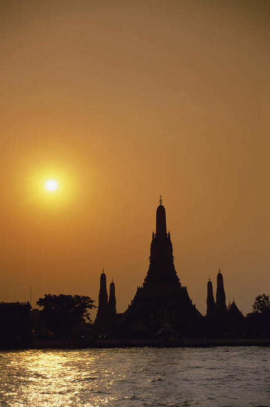 无人,寺庙,竖图,室外,白天,正面,旅游,度假,河流,名胜古迹,日落,水,植物,标志建筑,地标,建筑,曼谷,泰国,亚洲,波纹,节日,遗迹,河水,水流,晚霞,霞光,落日,涟漪,首都,背光,燃烧,古迹,文化,文物,娱乐,建设,古建筑,树,树木,绿色,倒影,水纹,自然,黄昏,香火,庙宇,波浪,祈祷,享受,休闲,健康,旅游胜地,彩霞,放松,许愿,宗教,东南亚,佛教,信仰,生长,成长,纪念,祈求,倒映,逆光,古文明,泰王国,郑王庙,水晕,释教,夕照,反照,平安,夕阳,彩图,庙,寺,斜阳