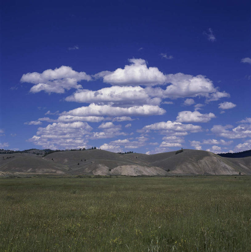 无人,竖图,室外,白天,正面,旅游,度假,草地,草坪,石头,美景,山,山脉,植物,城市,美国,阴影,光线,石子,影子,景观,山峰,云,云朵,山峦,云彩,娱乐,草,蓝色,绿色,白云,蓝天,天空,阳光,自然,群山,天,享受,休闲,景色,放松,晴朗,北美,北美洲,自然风光,美洲,爱达荷州,北亚美利加洲,亚美利加洲,爱达荷,爱达华州,宝石之州,宝石州,太阳谷,森瓦利,谷峰会,石块,岩石,晴空,彩图