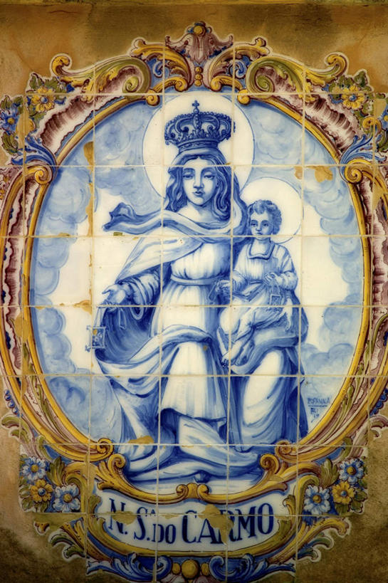 西方人,儿童,中年人,无人,两个人,家庭,母亲,儿子,教堂,坐,抱,竖图,室内,白天,正面,民族服装,旅游,度假,纯洁,标志建筑,地标,建筑,皇冠,欧洲,美国,欧洲人,圣母,圣母玛利亚,服装,节日,瓷砖,墙,文化,娱乐,建设,墙壁,墙面,小孩,衣服,祈祷,享受,休闲,健康,温暖,温馨,母子,一家人,旅游胜地,放松,可爱,母爱,童年,童趣,许愿,宗教,服饰,信仰,抱着,纪念,祈求,和睦,权威,北美,北美洲,搂着,基督教,衣着,穿着,高贵,天主教,加利福尼亚,美洲,童真,信念,烂漫,无邪,玛利亚,加州,加利福尼亚州,金州,黄金州,北亚美利加洲,亚美利加洲,权力,统治,衣饰,圣女,平安,天真,男孩,女人,女性,中年女性,白种人,孩子,王冠,怀抱,搂,搂抱,相抱,拥抱,坐着,彩图,全身,传统服装,民俗服,大教堂,礼拜堂,融洽,男生