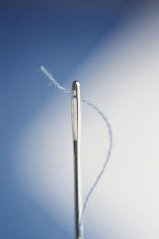 无人,竖图,室内,特写,白天,正面,静物,一根,阴影,蓝色背景,反射,线,影子,针,摄影,影棚,缝纫,缝衣针,针线,彩图,影棚拍摄,拍摄