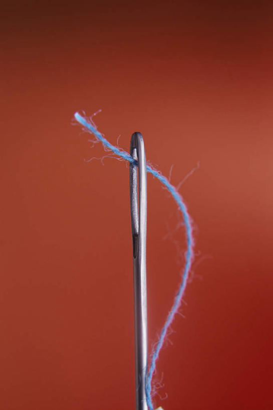 无人,竖图,室内,特写,白天,正面,静物,一根,阴影,红色背景,反射,线,影子,针,摄影,影棚,缝纫,缝衣针,针线,彩图,影棚拍摄,拍摄