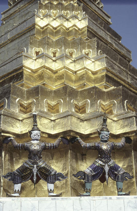 无人,寺庙,竖图,室外,白天,仰视,旅游,度假,名胜古迹,标志建筑,地标,建筑,雕塑,曼谷,泰国,亚洲,阴影,节日,遗迹,艺术,装饰,光线,雕刻,雕像,影子,墙,首都,古迹,文化,文物,娱乐,建设,古建筑,墙壁,墙面,阳光,工艺品,庙宇,祈祷,享受,休闲,健康,旅游胜地,放松,许愿,宗教,东南亚,佛教,信仰,纪念,玉佛寺,祈求,美术,主题,陈列,古文明,泰王国,大皇宫,功能,美学,释教,曼谷皇宫,平安,彩图,低角度拍摄,全身,皇宫,庙,寺