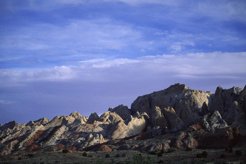 无人,横图,室外,白天,仰视,旅游,度假,石头,美景,山,雪,雪山,大雪,美国,阴影,光线,石子,影子,冰,积雪,景观,山顶,山峰,雪景,云,云朵,冬季,冬天,山峦,云彩,娱乐,蓝色,白云,蓝天,天空,阳光,自然,天,享受,休闲,景色,放松,寒冷,晴朗,冰冷,北美,北美洲,犹他州,自然风光,美洲,圆顶礁国家公园,沉积岩,北亚美利加洲,亚美利加洲,犹他,蜂窝之州,蜂房州,严寒,冰凉,酷寒,凛冽,凛凛,极冷,颠峰,极峰,国会礁脉国家公园,水成岩,国会礁国家公园,石块,岩石,晴空,彩图,低角度拍摄