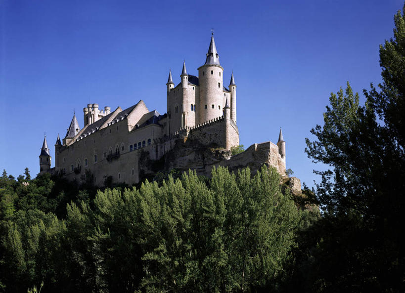 无人,横图,室外,白天,仰视,旅游,度假,森林,树林,植物,标志建筑,地标,建筑,西班牙,欧洲,阴影,光线,影子,堡垒,城堡,娱乐,建设,树,树木,蓝色,绿色,蓝天,天空,阳光,自然,天,享受,休闲,旅游胜地,放松,生长,晴朗,成长,要塞,南欧,万里无云,西班牙王国,塞哥维亚省,设防,阿尔卡萨尔城堡,晴空,晴空万里,彩图,低角度拍摄