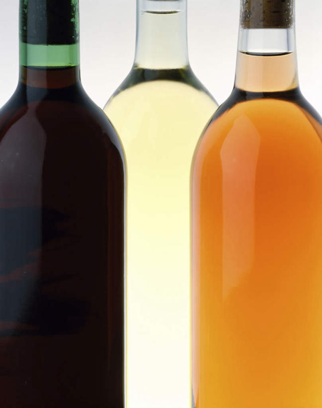 红酒,葡萄酒,无人,竖图,室内,特写,白天,白色背景,正面,白葡萄酒,酒类,红酒瓶,玻璃制品,酒,酒瓶,饮料,三个,玻璃瓶,瓶子,红葡萄酒,摄影,影棚,葡萄酒瓶,桃红葡萄酒,彩图,影棚拍摄,拍摄