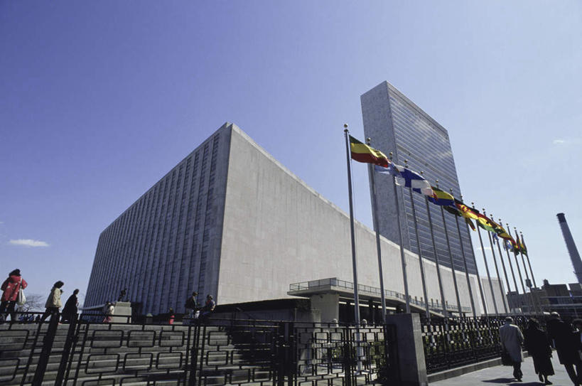 西方人,高楼大厦,走,横图,室外,白天,仰视,度假,办公楼,美景,城市风光,城市,大厦,建筑,摩天大楼,写字楼,旗帜,国旗,欧洲,纽约,美国,欧洲人,一排,行人,游客,游人,阴影,服装,整齐,光线,旗杆,影子,景观,曼哈顿,许多人,注视,休闲装,娱乐,路人,旅客,排列,衣服,蓝色,蓝天,天空,阳光,楼宇,天,观察,看,一群人,享受,休闲,休闲服,商务楼,景色,放松,服饰,晴朗,观看,察看,北美,北美洲,队列,关注,美洲,联合国总部,纽约州,万里无云,帝国之州,帝国州,北亚美利加洲,亚美利加洲,过客,联合国大厦,男人,男性,年轻男性,年轻女性,女人,女性,白种人,旗,晴空,晴空万里,步行,散步,走路,半身,彩图,低角度拍摄,大楼,高层建筑,高楼,摩天楼,曼哈顿岛