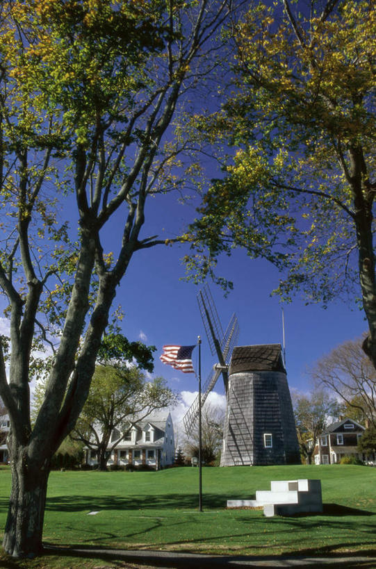 无人,高楼大厦,竖图,室外,白天,仰视,度假,办公楼,灌溉,草地,草坪,美景,植物,城市风光,城市,大厦,建筑,摩天大楼,写字楼,风车,旗帜,国旗,纽约,美国,阴影,环保,光线,影子,景观,娱乐,星条旗,草,树,树木,蓝色,绿色,蓝天,天空,阳光,自然,楼宇,天,享受,休闲,商务楼,景色,放松,美国国旗,生长,能源,晴朗,成长,回收,资源,浇灌,荷兰风车,北美洲,美洲,利用,低碳,循环,纽约州,万里无云,帝国之州,帝国州,磨坊,北亚美利加洲,亚美利加洲,持续,皇后郡,皇后区,长岛市,旗,晴空,晴空万里,彩图,低角度拍摄,大楼,高层建筑,高楼,摩天楼,美利坚合众国国旗