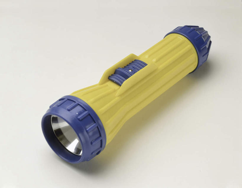 无人,横图,俯视,室内,特写,白天,白色背景,桌面,桌子,静物,照明,阴影,反射,木制,影子,灯光,灯,一个,黄色,木制品,摄影,影棚,单个,照亮,照明设备,手电筒,电筒,手电,彩图,高角度拍摄,影棚拍摄,拍摄