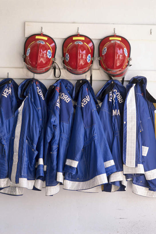 无人,竖图,室内,特写,白天,正面,工作服,制服,静物,帽子,一排,许多,整齐,头盔,很多,排列,红色,蓝色,安全帽,队列,消防服,隔热,工作制服,耐磨,彩图,工作套服,避火服,隔热防护服,消防防护服,消防隔热服,反辐射热,防火,耐折,阻燃