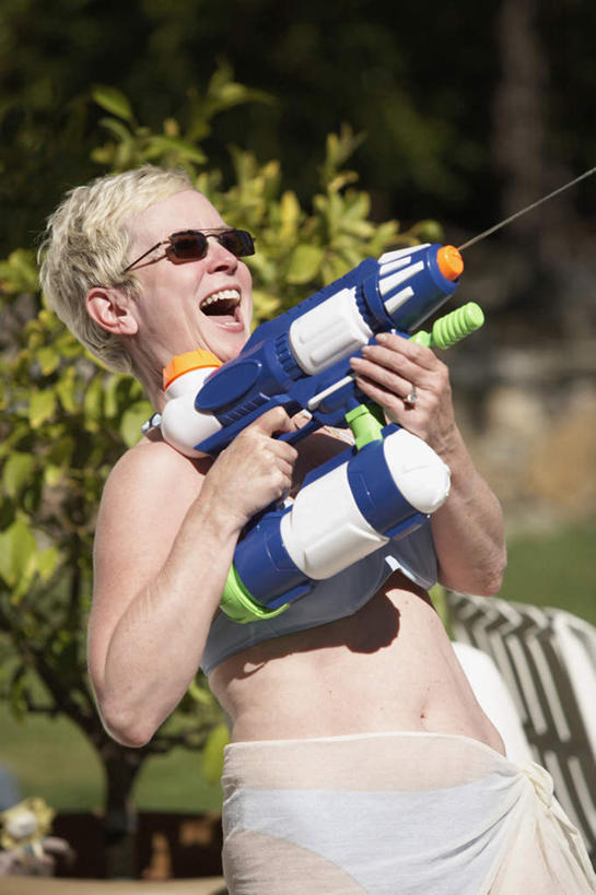 西方人,一个人,站,笑,微笑,露齿笑,竖图,室外,白天,正面,泳装,比基尼,游戏,草地,草坪,水,植物,玩具,欧洲,欧洲人,仅一个女性,仅一个人,握,阴影,飞溅,溅,光线,墨镜,眼镜,液体,影子,水滴,拿,玩,拿着,注视,娱乐,水珠,草,树,树木,绿色,阳光,自然,太阳镜,太阳眼镜,观察,看,站着,仅一个中年女性,休闲,遮阳镜,益智,握着,生长,成长,观看,活动,水枪,察看,发泄,关注,喷洒,消遣,智力,宣泄,玩具水枪,女人,女性,中年女性,白种人,玩耍,嬉戏,站立,半身,彩图,三点式,泳衣