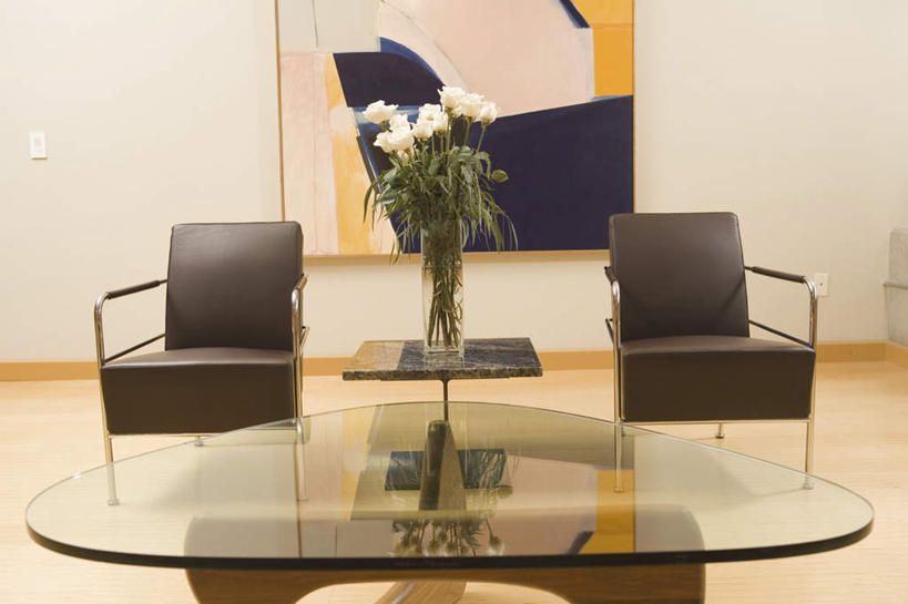 无人,家,客厅,横图,室内,白天,正面,别墅,家具,装修,桌子,建筑,花瓶,椅子,玻璃,欧式,朦胧,模糊,装饰,盛开,房屋,墙,屋子,公寓,豪华,花蕾,茶几,建设,现代,装潢,洋房,楼房,墙壁,墙面,住宅,玻璃制品,花,花瓣,花朵,鲜花,白色,玻璃瓶,瓶子,室内装潢,花苞,花蕊,样板房,明亮,起居室,舒适,家居装潢,挂画,房屋设计,地中海风格,古典风格,简约风格,室内设计,宽敞,样板房装潢,客堂,设计,彩图,房子