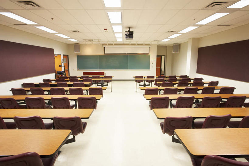 无人,学校,教学楼,横图,室内,白天,正面,仪器,桌子,椅子,照明,墙,投影仪,灯光,设备,书桌,校园,顶灯,墙壁,墙面,灯,排列,白色,课桌,黑板,灯具,教室,教学,照亮,照明设备,投影机,摆列,耐磨,教学黑板,彩图,教学大楼,布列,分列