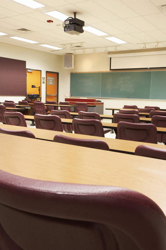 无人,学校,教学楼,竖图,室内,白天,正面,仪器,桌子,椅子,照明,墙,投影仪,灯光,设备,书桌,校园,顶灯,墙壁,墙面,灯,排列,白色,课桌,黑板,灯具,教室,教学,照亮,照明设备,投影机,摆列,耐磨,教学黑板,彩图,教学大楼,布列,分列