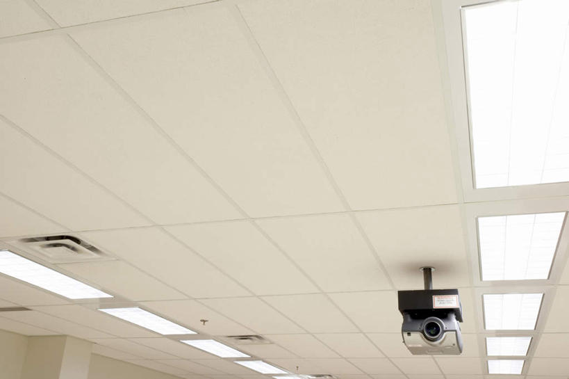 无人,学校,横图,室内,特写,白天,仰视,仪器,静物,照明,墙,投影仪,灯光,设备,校园,顶灯,墙壁,墙面,灯,排列,白色,灯具,教室,照亮,照明设备,投影机,摆列,彩图,低角度拍摄,布列,分列