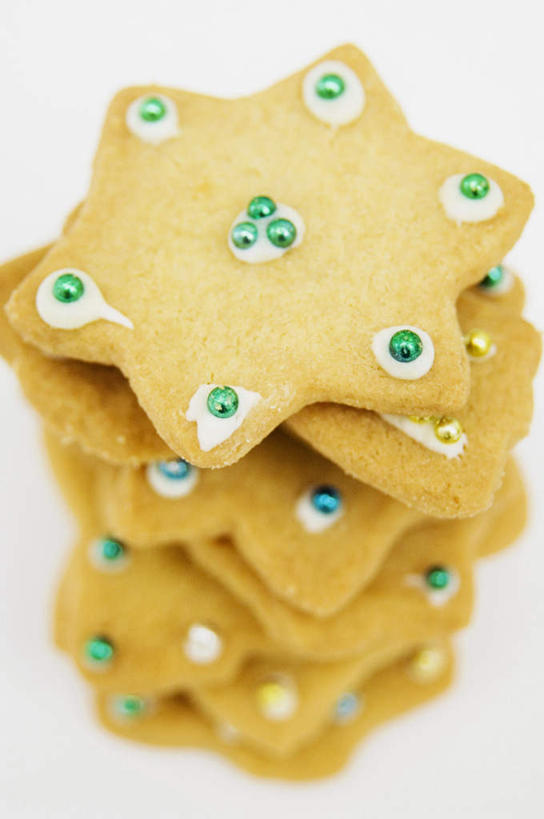 点心,无人,竖图,俯视,室内,特写,白天,白色背景,圣诞节,一排,许多,阴影,节日,庆祝,整齐,反射,六角形,影子,食品,甜点,文化,食物,糕点,排列,饼干,甜食,零食,庆典,摄影,影棚,纪念,堆,队列,姜饼,德式姜饼,彩图,高角度拍摄,影棚拍摄,拍摄