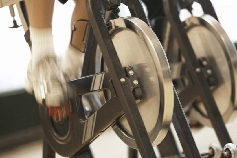 西方人,一个人,坐,横图,室内,白天,正面,运动鞋,锻炼,运动,鞋子,欧洲,欧洲人,仅一个男性,仅一个人,握,朦胧,模糊,墙,娱乐,运动器械,袜子,墙壁,墙面,仅一个年轻男性,白色,骑车,享受,休闲,健身器械,放松,握着,休闲鞋,长袜,健身器材,长筒袜,室内运动,健身车,长统袜,男人,男性,年轻男性,白种人,坐着,半身,彩图,健身,运动器材